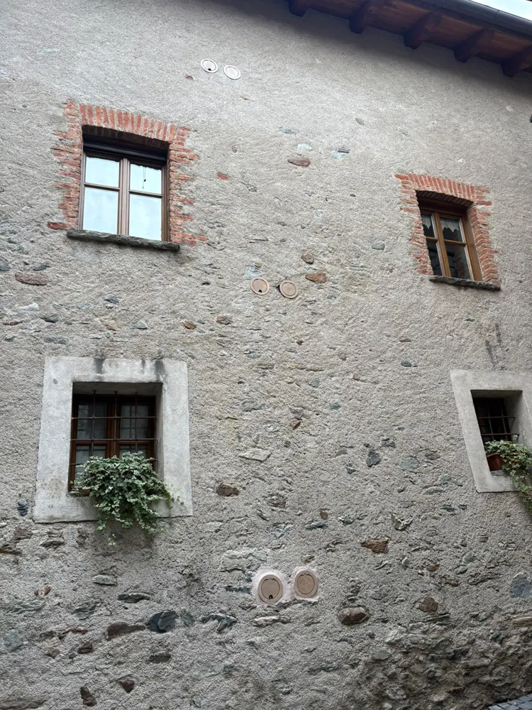 Le griglie sulla facciata in pietra — installazione reale Silent