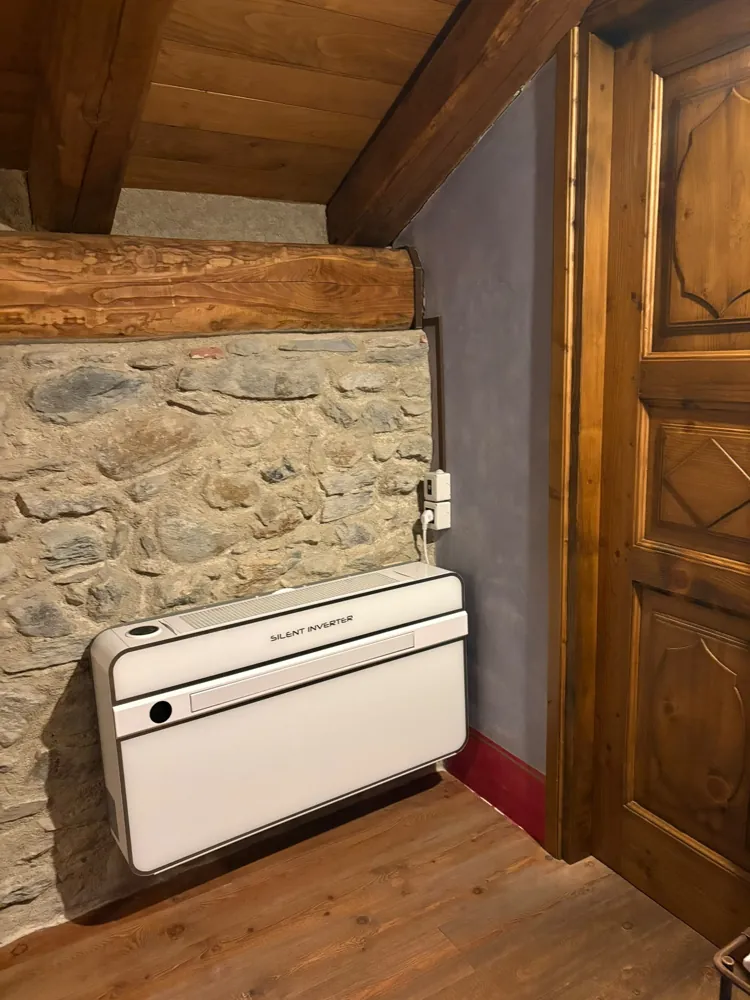 Dettaglio su parete in pietra — installazione reale Silent
