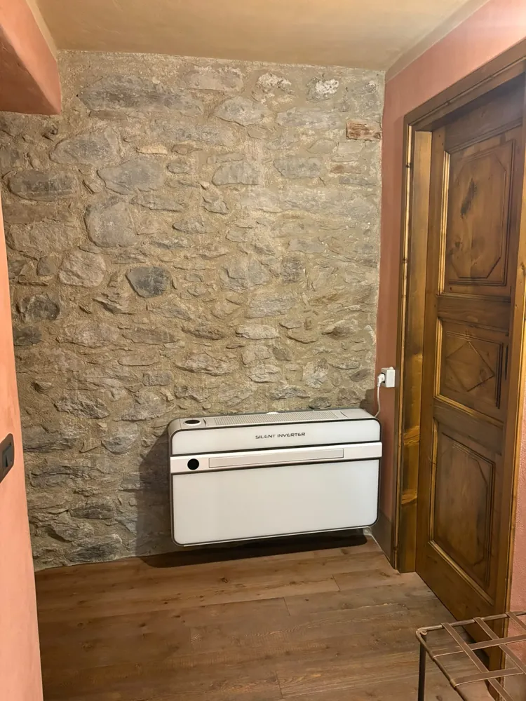 Installazione su parete in pietra — installazione reale Silent